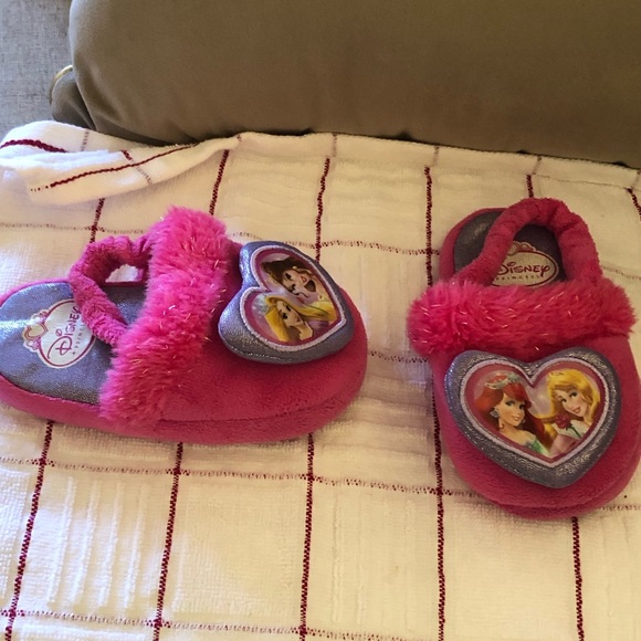 Disney Princess Toddler Slippers- size 7/8 - Picture 2 of 6